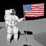 Die Mondlandung - Neil Armstrong auf dem Mond mit der amerikanischen Fahne