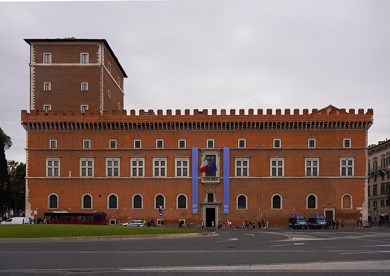 Palazzo Venezia - ThePhotografer, CC BY-SA 4.0 <https://creativecommons.org/licenses/by-sa/4.0>, via Wikimedia Commons Palazzo Venezia